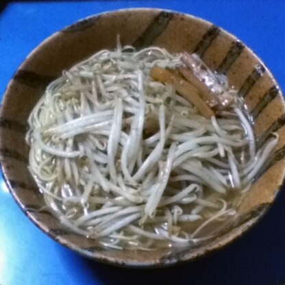 こんなに簡単に、いつものラーメンがアップグレードできるんですね。
図らずも硬めに茹で上がった麺に、もやしのシャキシャキ感がGood!!
ごちそうさまー。